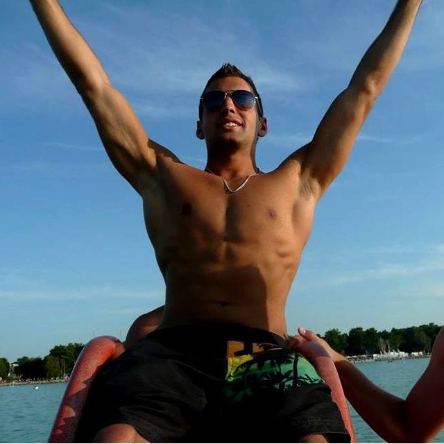 Viczena Zsolt, egy 20 éves fiatal - Mielőtt a magyar egészségügyben az orvosok műhibáikkal, szándékos mulasztásaikkal meg nem nyomorították őt egy életre.